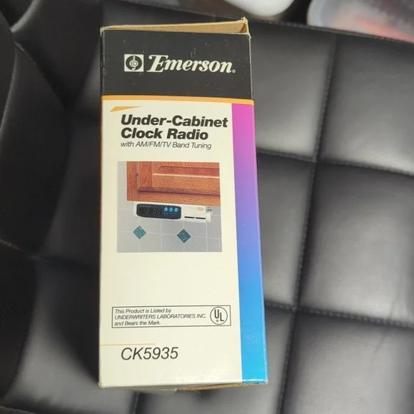 NIB Emerson Under-Cabinet Clock Radio - Picture 3 of 6